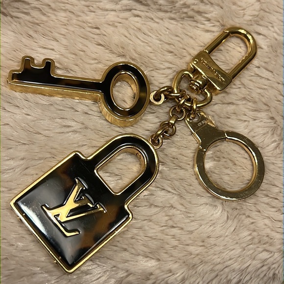 LOUIS VUITTON Tortoise Lock and Key Bag Charm/Key Holder - Picture 3 of 16